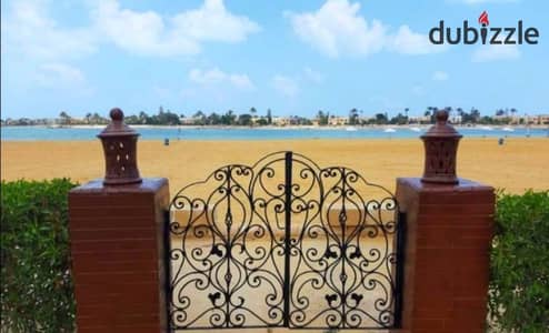 اول صف بحيرة رملية بحمام سباحة