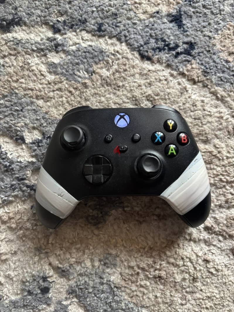 xbox with one controller with cartoon 1
