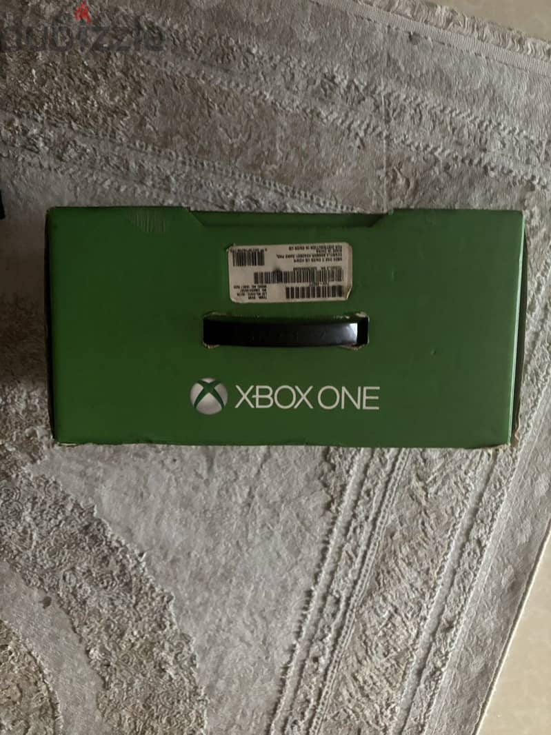 xbox with one controller with cartoon 4