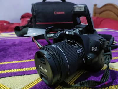 كاميرا كانون Canon EOS 250D بحالة الزيرو مع الشنطة والعدسة الأصلية