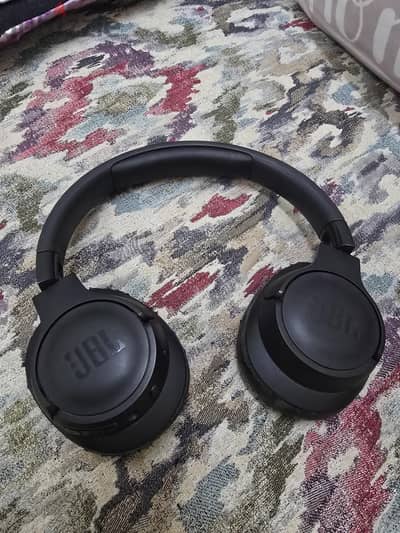 Black JBL Tune 720bt wireless over ear headphones