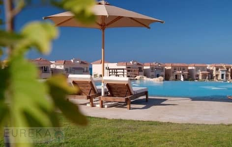 شاليه 135م بتلال الساحل، فيو لاجون، تشطيب كامل، استلام فوري، مقدم 5% وتقسيط 10 سنين، بموقع مميز قريب من مراسي وطريق الفوكا.