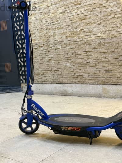 اسكوتر للبيع ماركه Razor مستورد . . وارد الخارج "امريكا" . .
