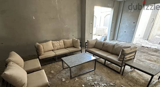 للبيع طقم outdoor للحديقة بحالة الجديد ٢ كنبه و ٢ كرسي و٢ ترابيزه