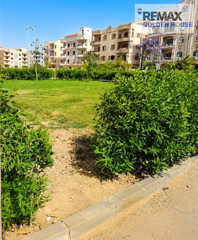 Apartment (4 rooms / 3 bathrooms) in a corner building with a garden