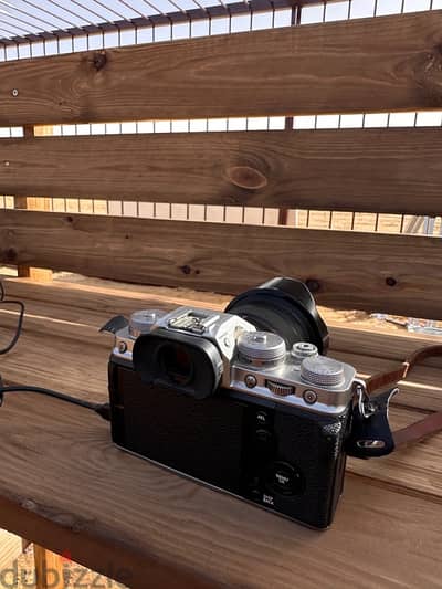 fujifilm xt4 camera with 18-55 lense كاميرا xt4 fujifilm معاها العدسة