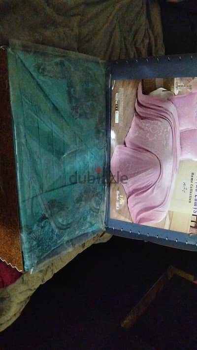 ٢مفرشين سرير شبه جديد الواحدالمفرش ب٣٠٠٠ج صناعه