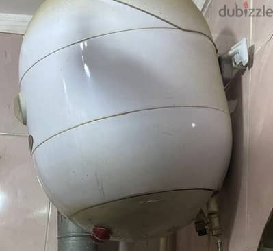 سخان كهرباء اوليمبك ٤٠ لتر بحاله ممتازه