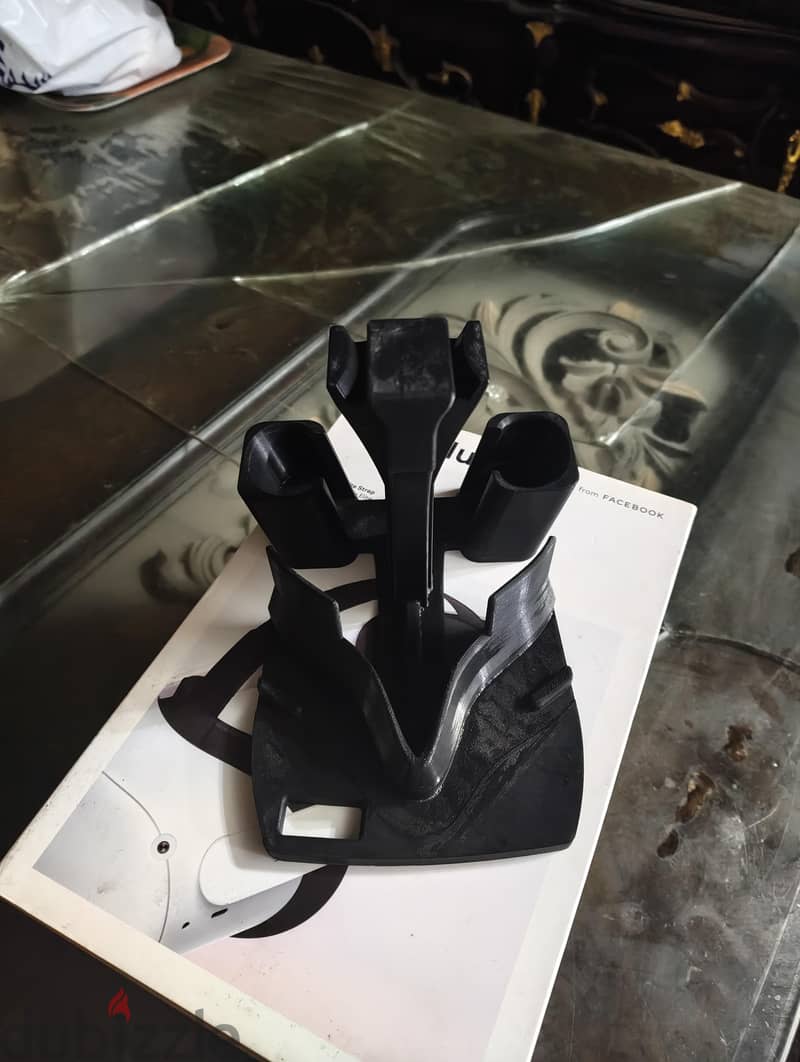 Stand for Quest 2 controllers 3d printed 1