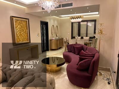 تريبلكس للبيع في إيستاون 317م + روف 80م 3 نوم وغرفة مربية