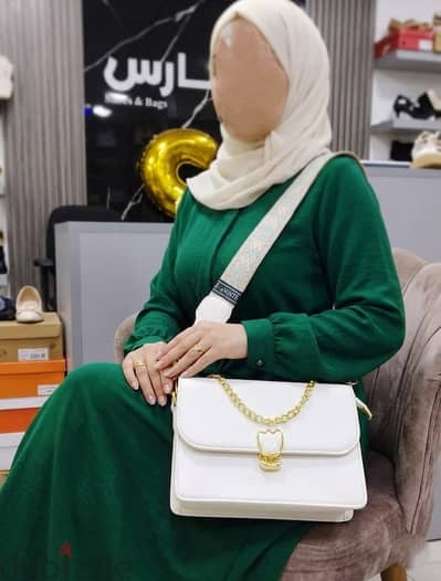 شنطة كروس للنساء جلد طبيعي اكسسوار ذهبى مستورد