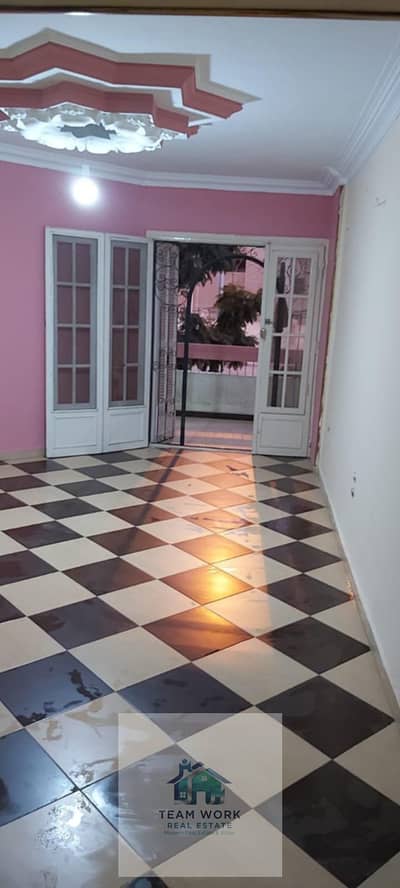 Bargain for sale: 70m² first-floor apartment, fully sea-facing, in a prime location in District 13, at a bargain price.