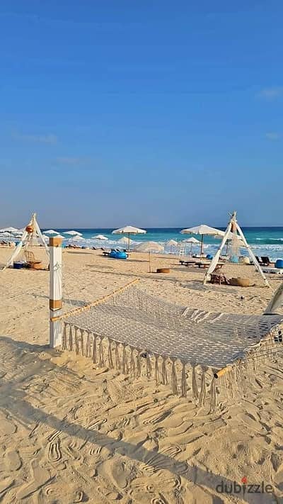 شاليه ارضي متشطب بالتكييفات والمطبخ صف اول علي البحر دابل فيو بحر و pool و شواطئ رملية