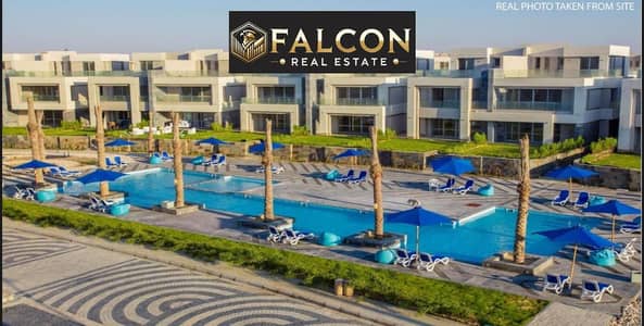 استلم شاليه بنتهاوس سور بسور مع مراسي  جاهز للمعيشه و متشطب بالكامل دايركت علي الPool و بفيو البحر في لافيستا كاسكادا   - LaVista Cascada