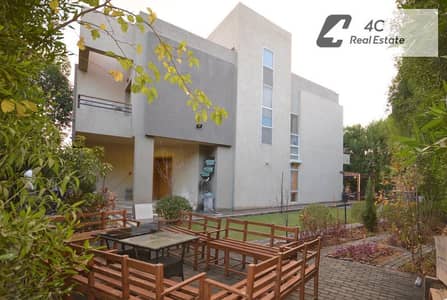 For a quick sale at the lowest price in the market: Twin house, fully finished, 6 rooms - The Square, Fifth Settlement, prime location, ready for view