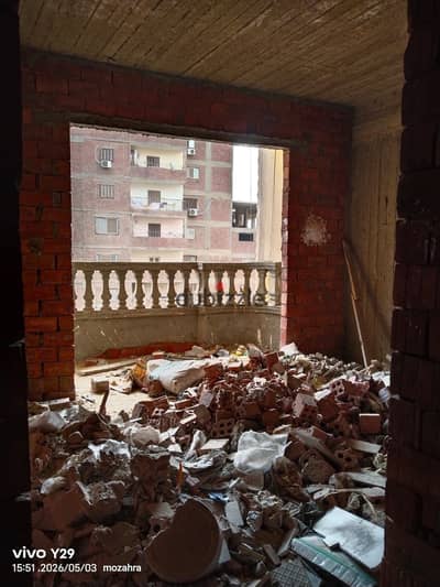 Apartment for sale, area of ​​​​150 square meters, undamaged facade, red brick, steps from the main Mithaq Road, Zahraa Nasr City, Al-Ahaly Buildings