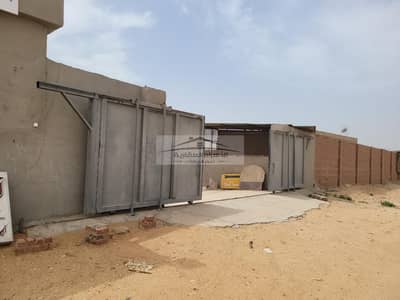 ارض صناعية للبيع مساحه 8800 متر مسوره مقام عليها هنجر 1600م بها فيلا صغير بجمعية المهندسين العرب