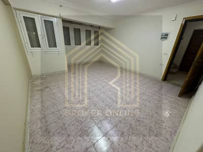 للإيجار شقه تصلح سكني أو اداري بدون يافطه في ٦ اكتوبر [ الحي الرابع ] مساحه ١١٥ متر