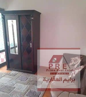 شقه للايجار مفروش ف الازاريطه امام كليه طب اسنان 3 غرف