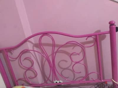سرير حديد
