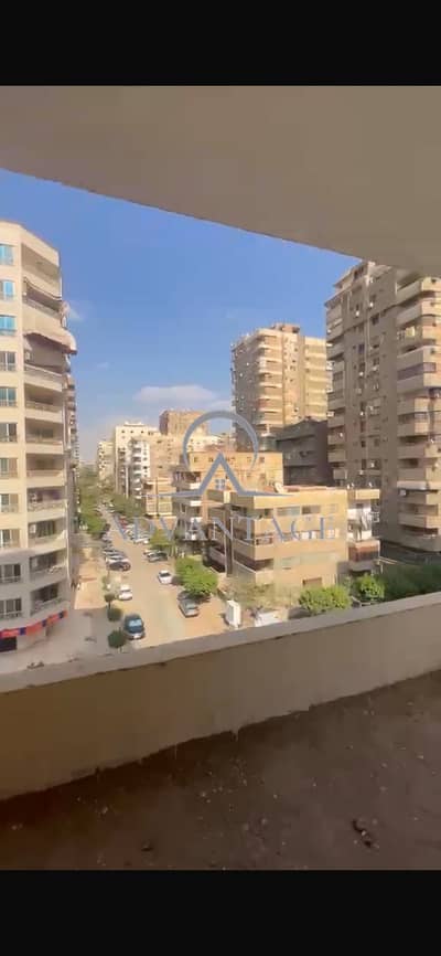 شقة للبيع 205 متر في مدينة نصر شارع أحمد فخري الدور الخامس 3 غرف نوم ريسبشن كبير 3 حمامات موقع راقي و حيوي  قريب من  جميع  الخدمات والمحاور  الرئيسية
