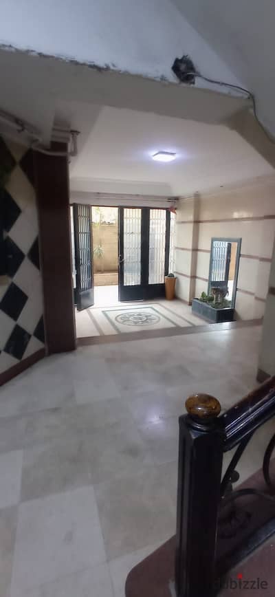 Administrative headquarters, rentals for companies, 350 meters, facing the main road, first floor, steps for brass