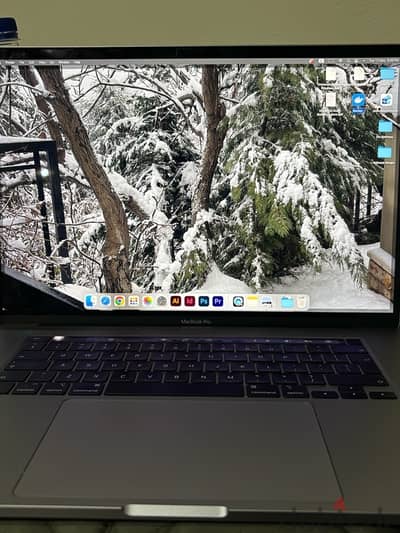 Mac book for sale look like new