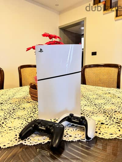 Ps5 slim 1 tb like new with 2 controllers and 5 games