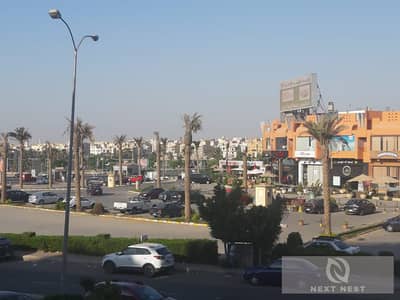 شقة مميزة جداً بمساحة 330 متر مربع للبيع في مدينة السادس من أكتوبر - الحي الأولى، مباشرة على فاميلي مول