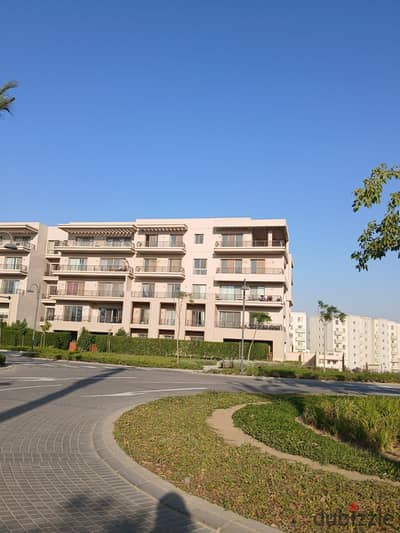 شقة جاهزة للاستلام الفوري للبيع في اب تاون كايرو اعمار متشطبة بالمطبخ والتكييفات Uptown Cairo Emaar