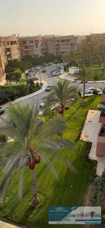 شقة للبيع بمدينه الرحاب بالمرحله الرابعه مساحه 300 متر 4 غرف نوم 3 حمام ريسبشن كبير 6 قطع  بعض التشطيبات الخاصة