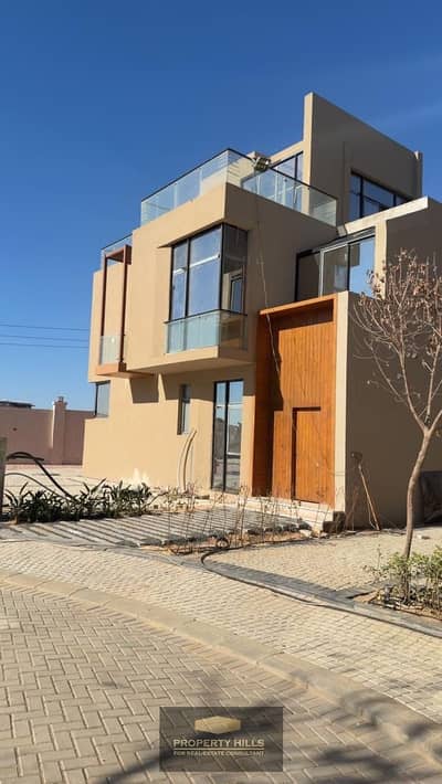 A stunning, fully finished villa ready for immediate occupancy, directly on the Dahshur Link Road, next to Novella.