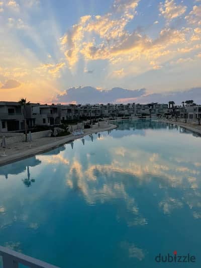 بالتقسيط على 10 سنوات شالية متشطب بالتكيفات و المطبخ للبيع في راس الحكمة من ازها Azha North Coast