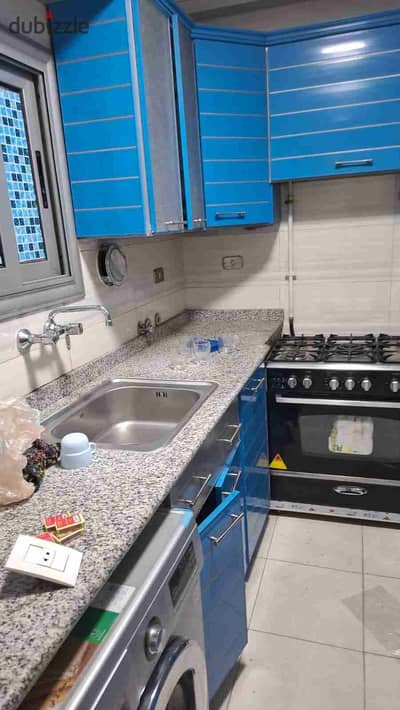 A semi-furnished apartment for rent in Tabarak Compound, Zahraa El Maadi, consisting of 2 bedrooms, 2 reception rooms, 2 bathrooms, and a kitchen with super lux finishing and upscale furniture consisting of two bedrooms, a reception room, two bathrooms, and an air-conditioned kitchen