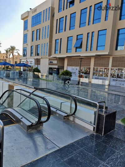 عيادة للإيجار في إيتيرنا ميفيدا تشطيب ممتاز وموقع متميز شارع التسعين قريب من المواصلات