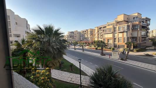 شقه في ب8 في ارقي المناطق مدينتي قريبه من جميع الخدمات و قريبه من مجمع البنوك والمدرسه البريطانيه وفيو شارع رأيسي مش مجروحه