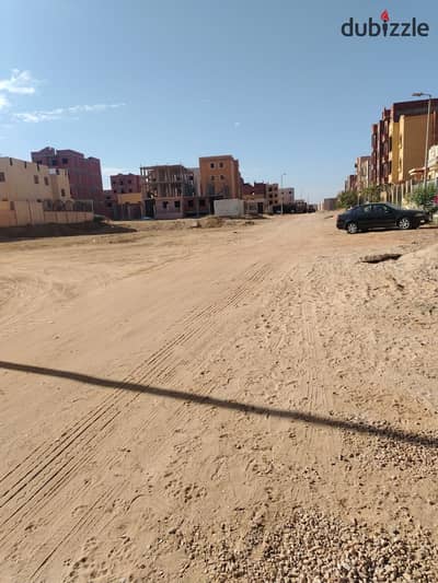 للبيع قطعة ارض ناصية صريحة على الخدمات مباشر بها فرشة خرسانة عادية