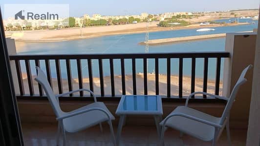 جاهز للانتقال إلى شقة بإطلالة مباشرة على لاجون كبيرة، مفروشة بالكامل.