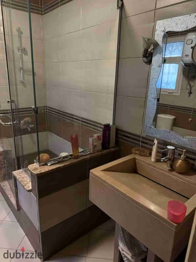 Golden opportunity to own a luxury apartment with hotel finishing in Madinaty for sale: ground floor apartment with a garden, model 500, 238 meters + garden 55 m², fully finished. The sale includes the kitchen and appliances. 3 bedrooms + living room + dining area + 2 pieces reception.