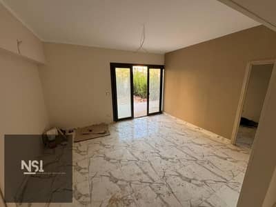 شقة  مميزهأرضي بجاردن  للبيع في ديستريكت 5  مراكز مرحلة أولى  متشطبة بالتكييفات والمطبخ 