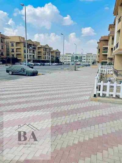 شقه مميزه بكمبواند الخمائل الشيخ زايد امام هايبر وان علي محور 26يوليو الشقه مرحله تالته موقع مميز جدا قريبه من الخدمات والبوابه الشقه ارضي لحديقه خاصه اللي بيميز الشقه الهدوء والخصوصية والموقع