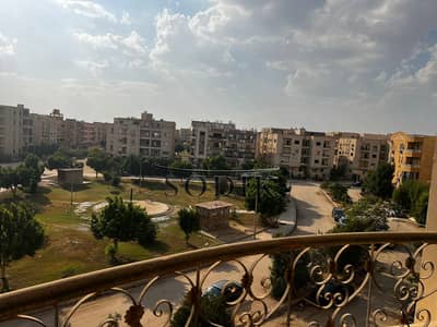 شقة على ڤيو جاردن بسعر ممتاز جدًا في الحي التاسع طوب احمر عشان تشطب براحتك وعلى ذوقك مناسبة للاستثمار او السكن