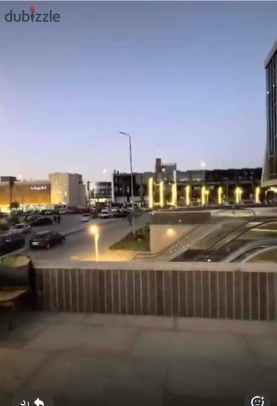 محل ١٢٥م ايجار ع التسعين الجنوبي مباشره ومساحه خارجيه ١٢٠ يصلح مطعم