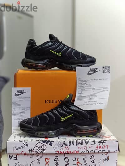 Nike TN Black Volt Shoes / جزمة نايكي تي إن مستعملة مقاس 42 بالاختام