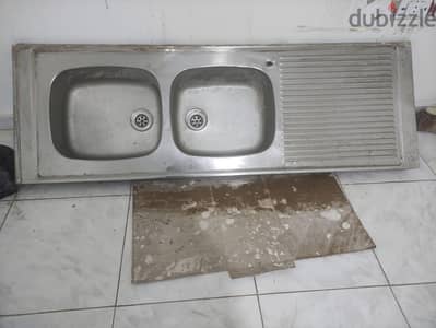 حوض استانلس بروحين بحالة جيدة جدا شبه جديد. .
