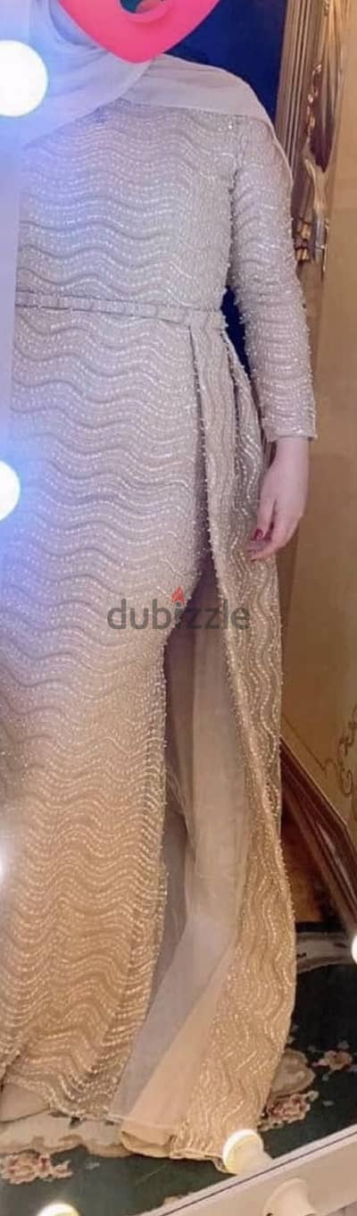 فستان سواريه هاند ميد ب اكستنشن لبسة واحدة ببيعه ب ٣٠٠٠ من اصل ٥
