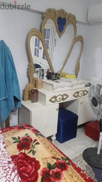 غرفة نوم عمولة خاصة بحالة جيدة جدا