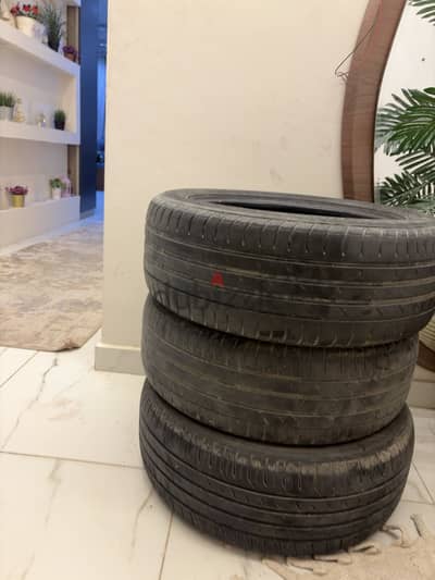 ٣ كوتشات للبيع لعدم الحاجه مقاس ١٧