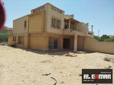 Twin house villa for sale in Meadows Park Compound, Sheikh Zayed, next to Al Ahly Club, in a very prime and quiet location.