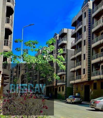 شقة بجاردن خاص للبيع في Sarayat Al Kattamya جاهزه للاستلام الفوري | مساحه 105م + 27م جاردن | غرفتين + 2 حمام + ريسبشن واسع | تشطيب كامل بمقدم 35% وتقس